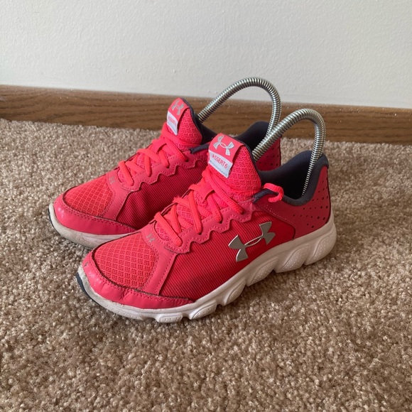Under Armour Other - Under Armour Assert 6. Youth Size 4